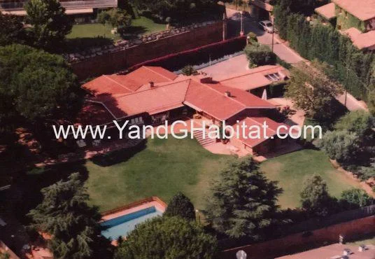 Six-bedroom house near golf