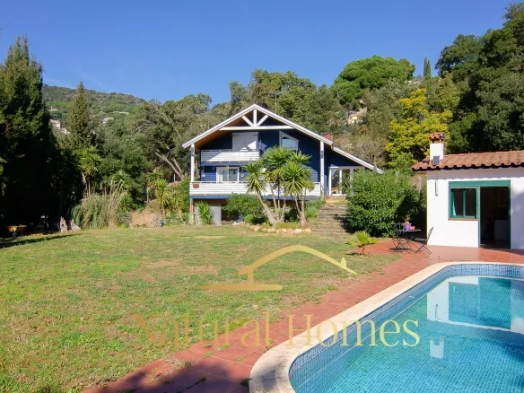 Nature chalet with private pool and land