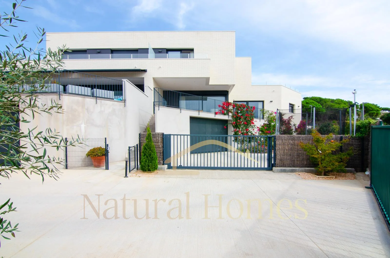 Modern Mataró townhouse, five bedrooms