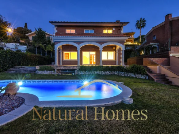 Large coastal chalet with private garden