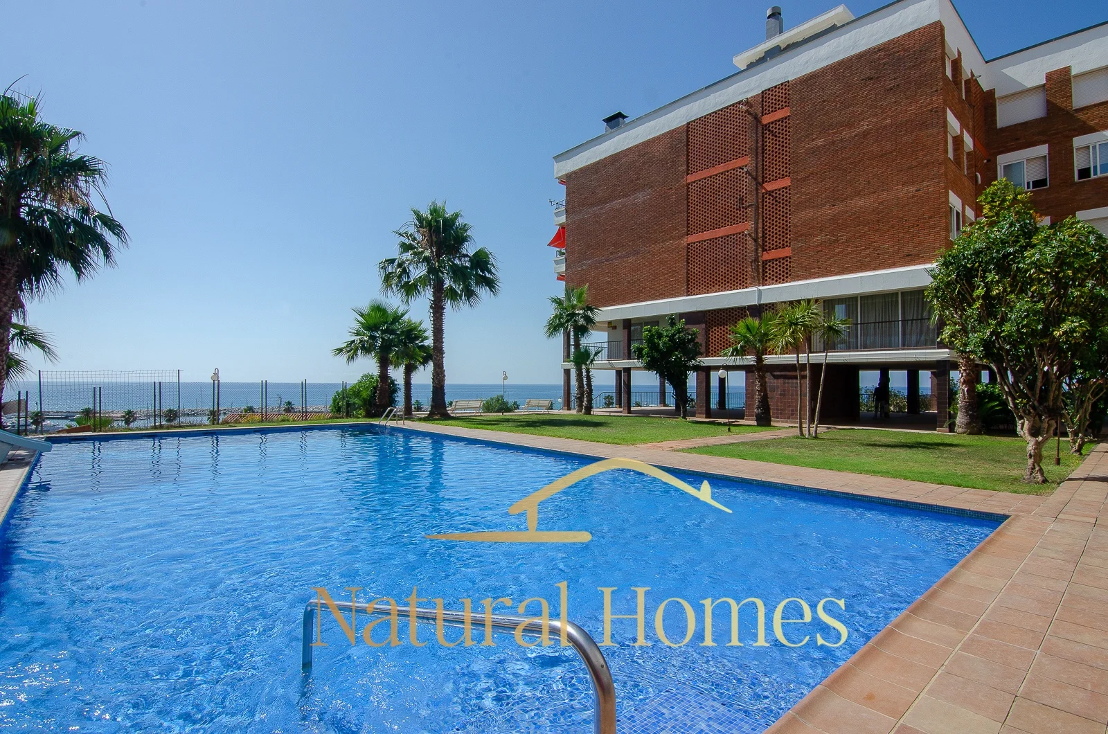 Reserved sea-view flat, four parking spaces
