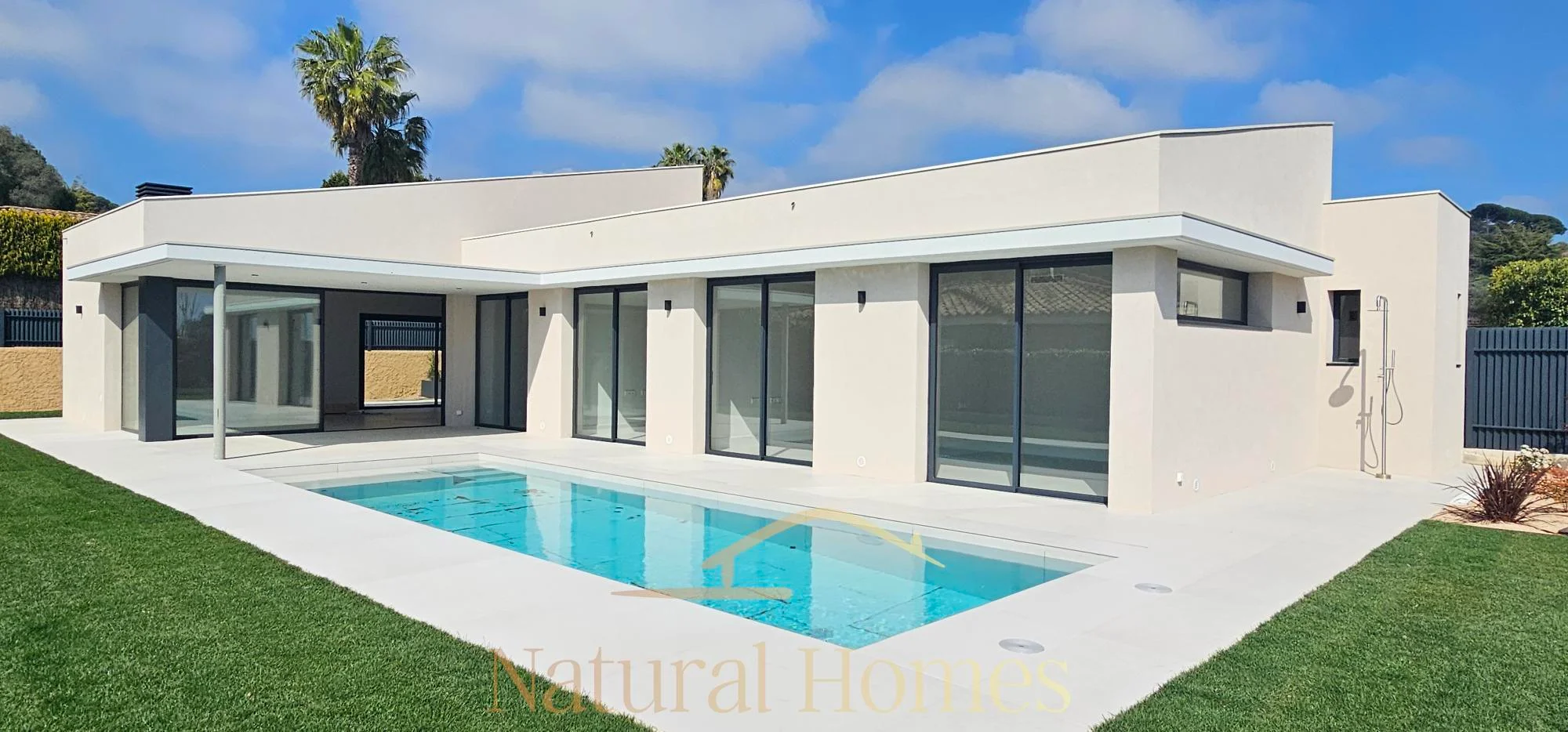 Chalet de obra nueva con piscina privada