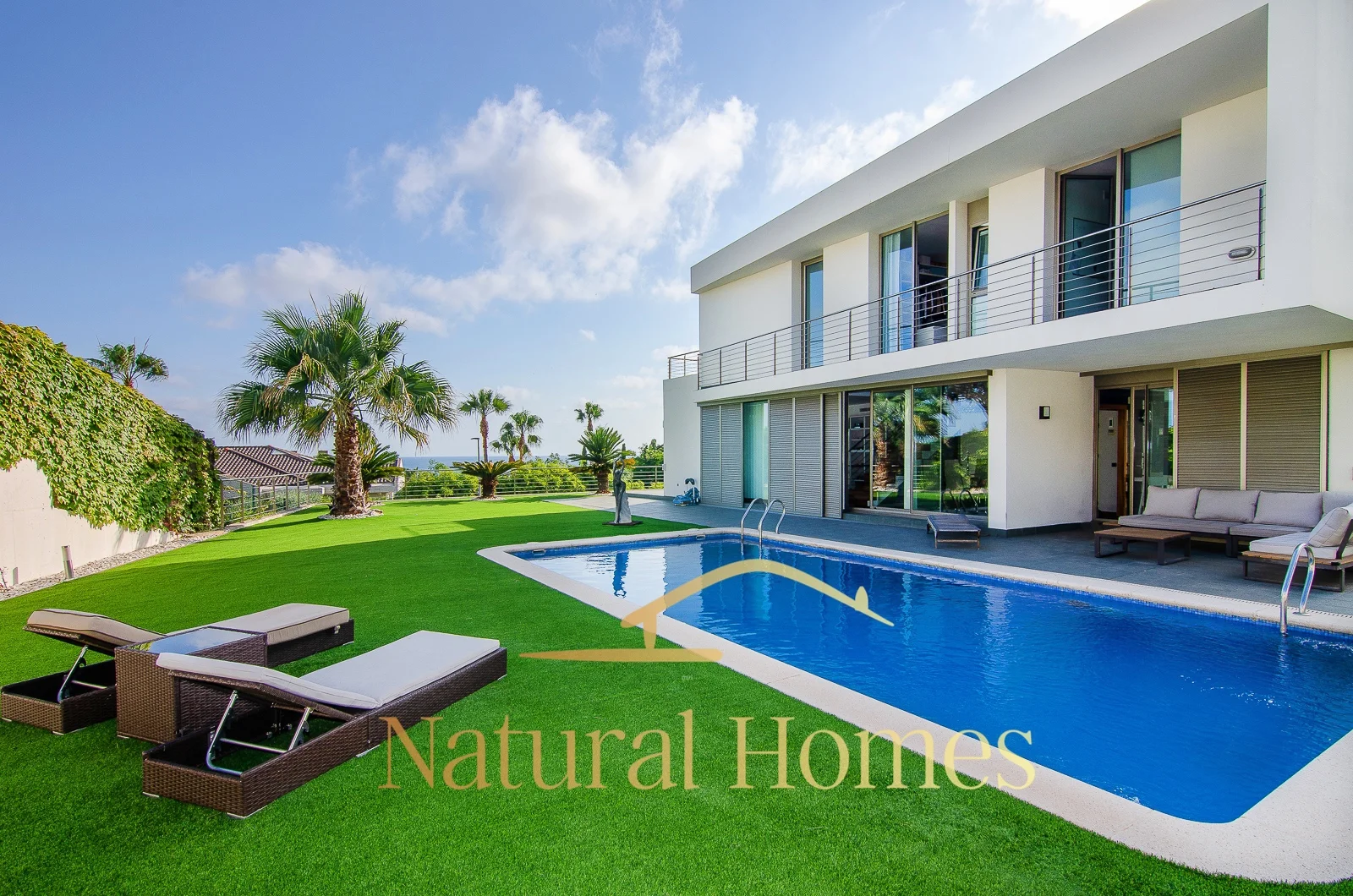 Sea-view chalet with private pool