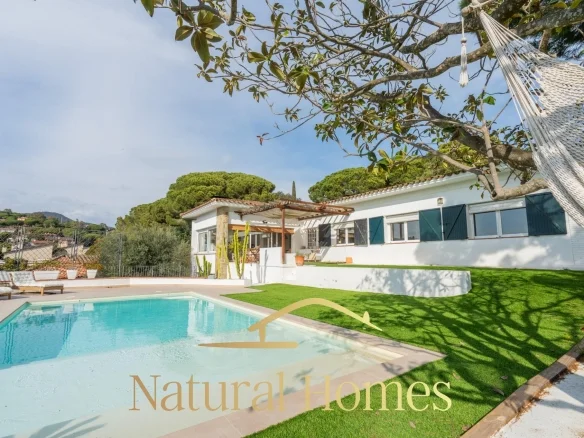 Villa reformada de una planta y cuatro dormitorios