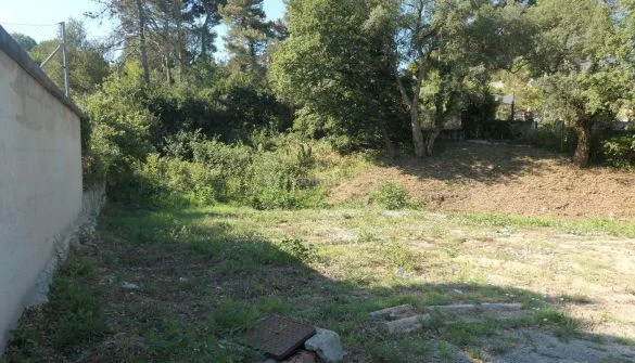 Urban plot near Maçanet with views