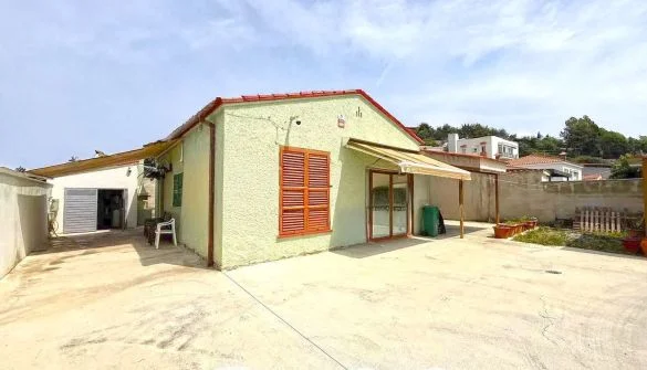 Chalet costero con jardín privado