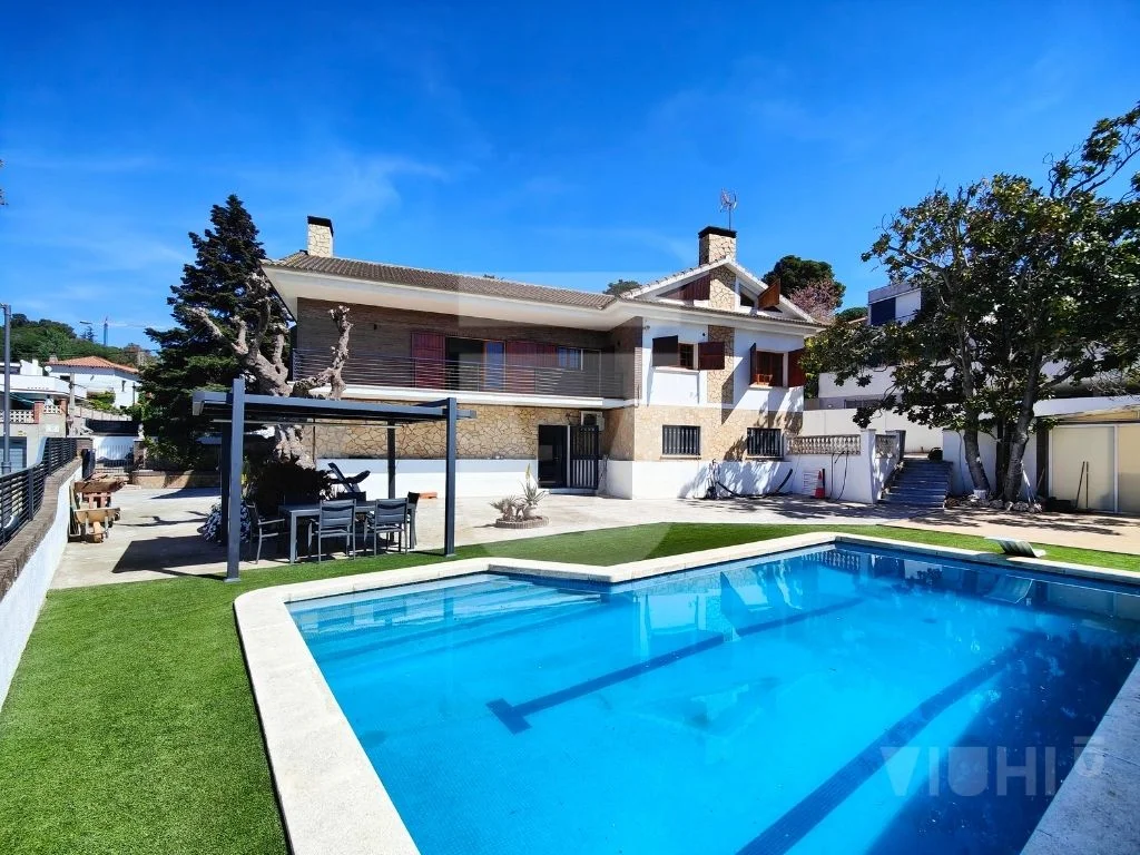 Casa flexible de dos viviendas en Tiana, 435 m²
