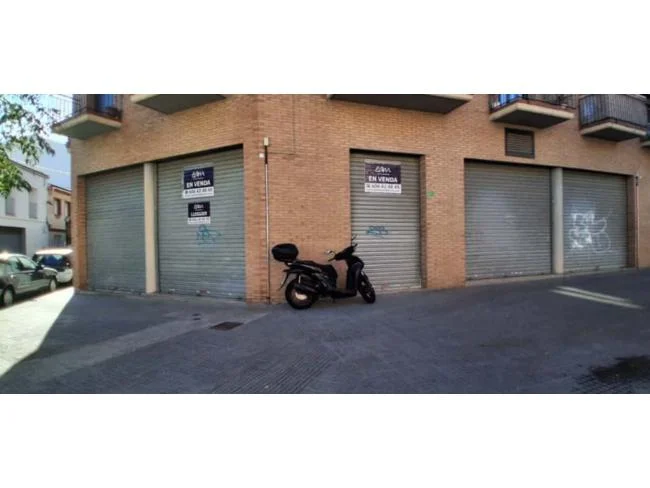 Local comercial esquinero soleado, 81 m²