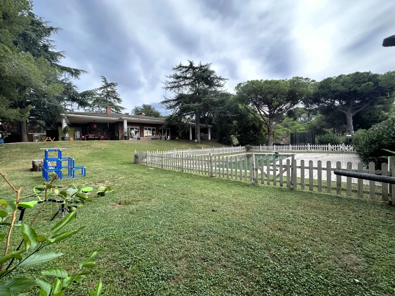 Villa mediterránea con piscina y tenis