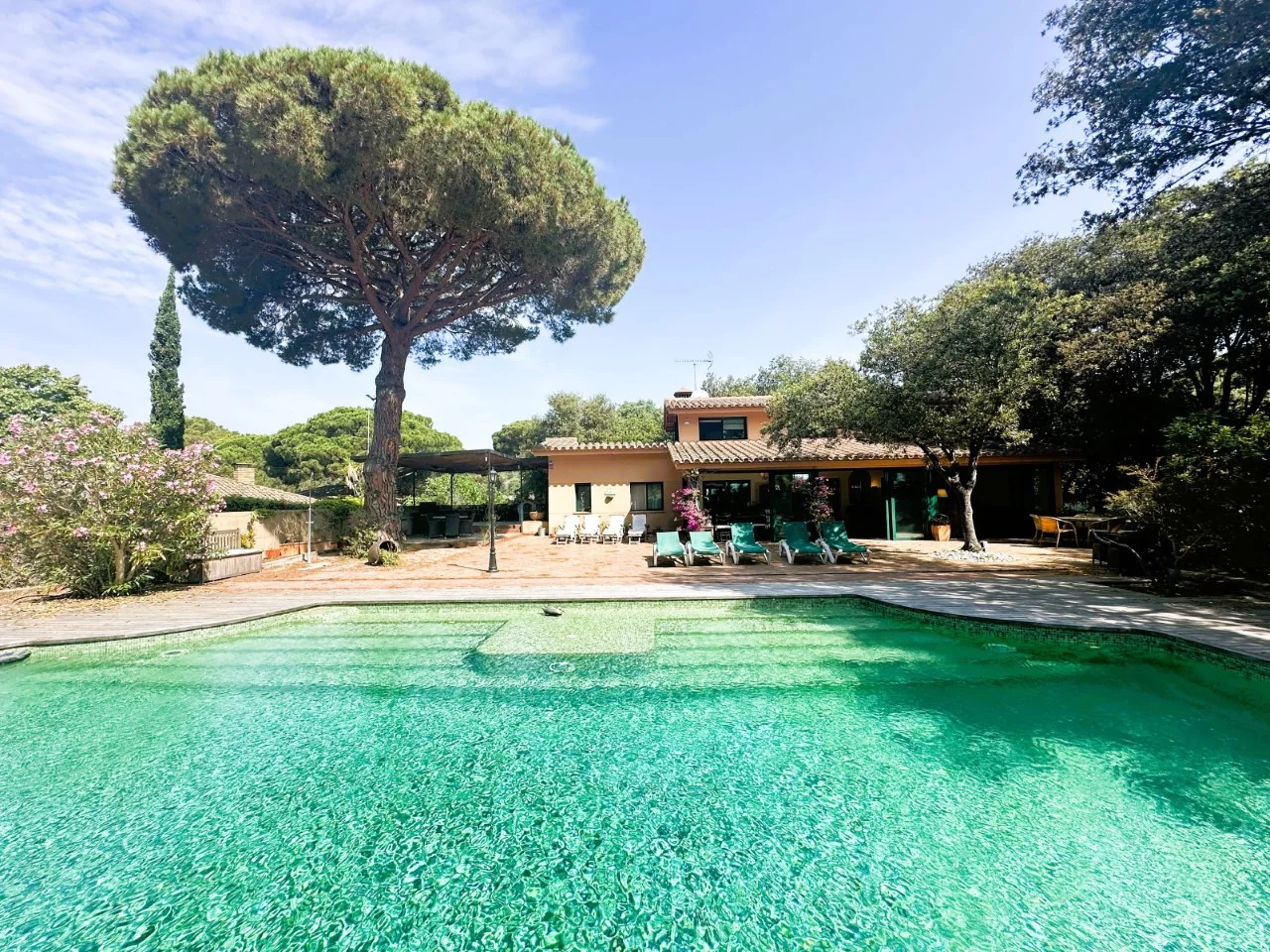 Sea-view house with large plot