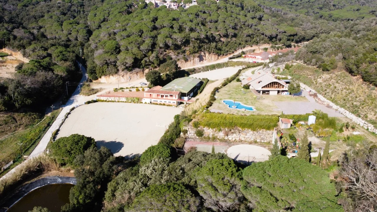 Finca ecuestre en Rocaferrera con 150 establos