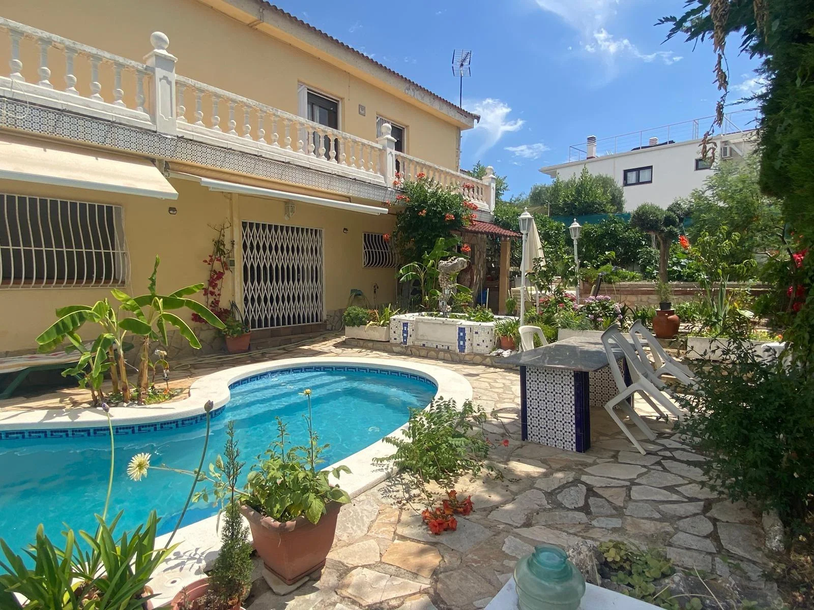 Casa en buen estado con piscina privada