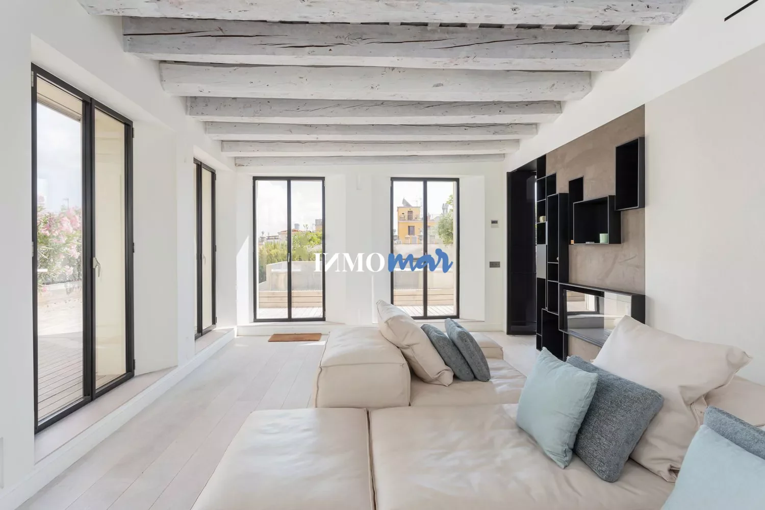 Ático renovado en Barcelona con piscina