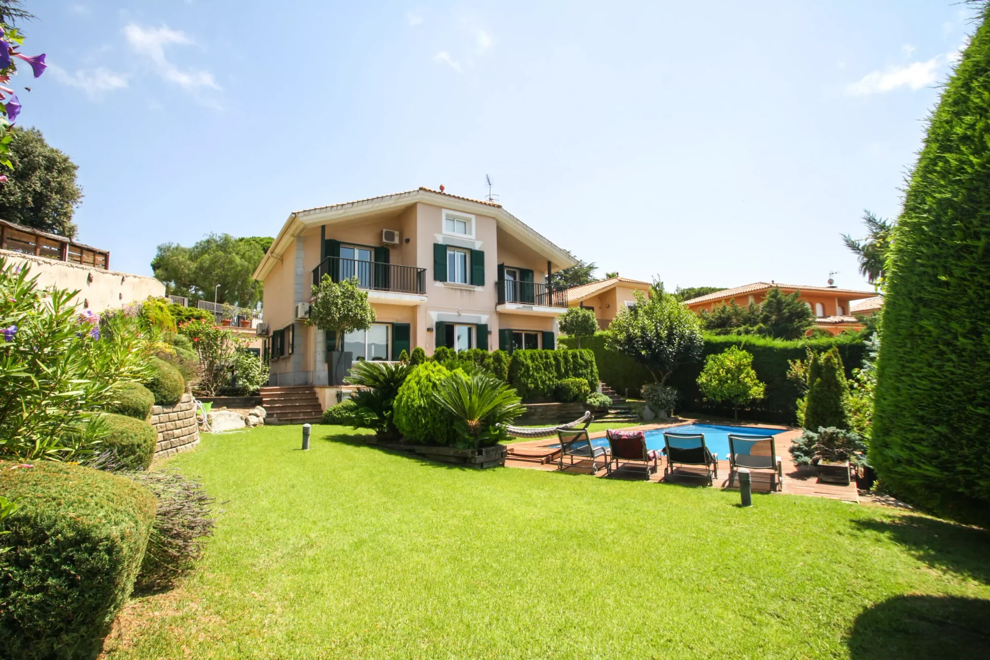 Casa reformada de cinco dormitorios cerca de la costa