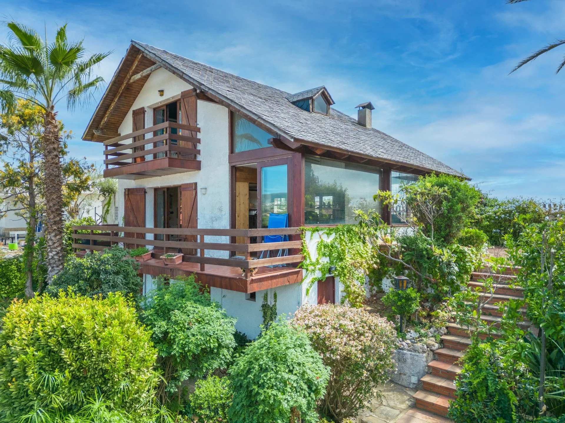 Three-bedroom house with sea views