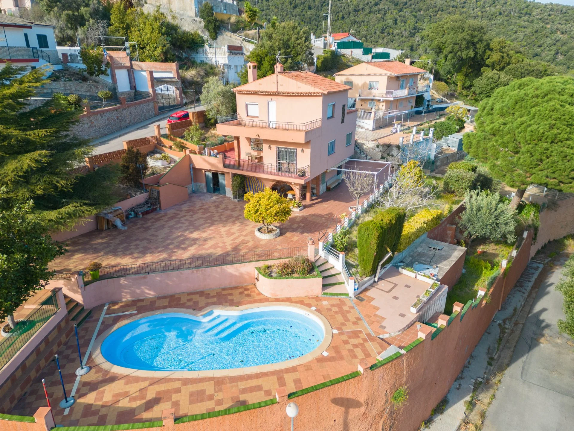 Chalet de cinco dormitorios con piscina