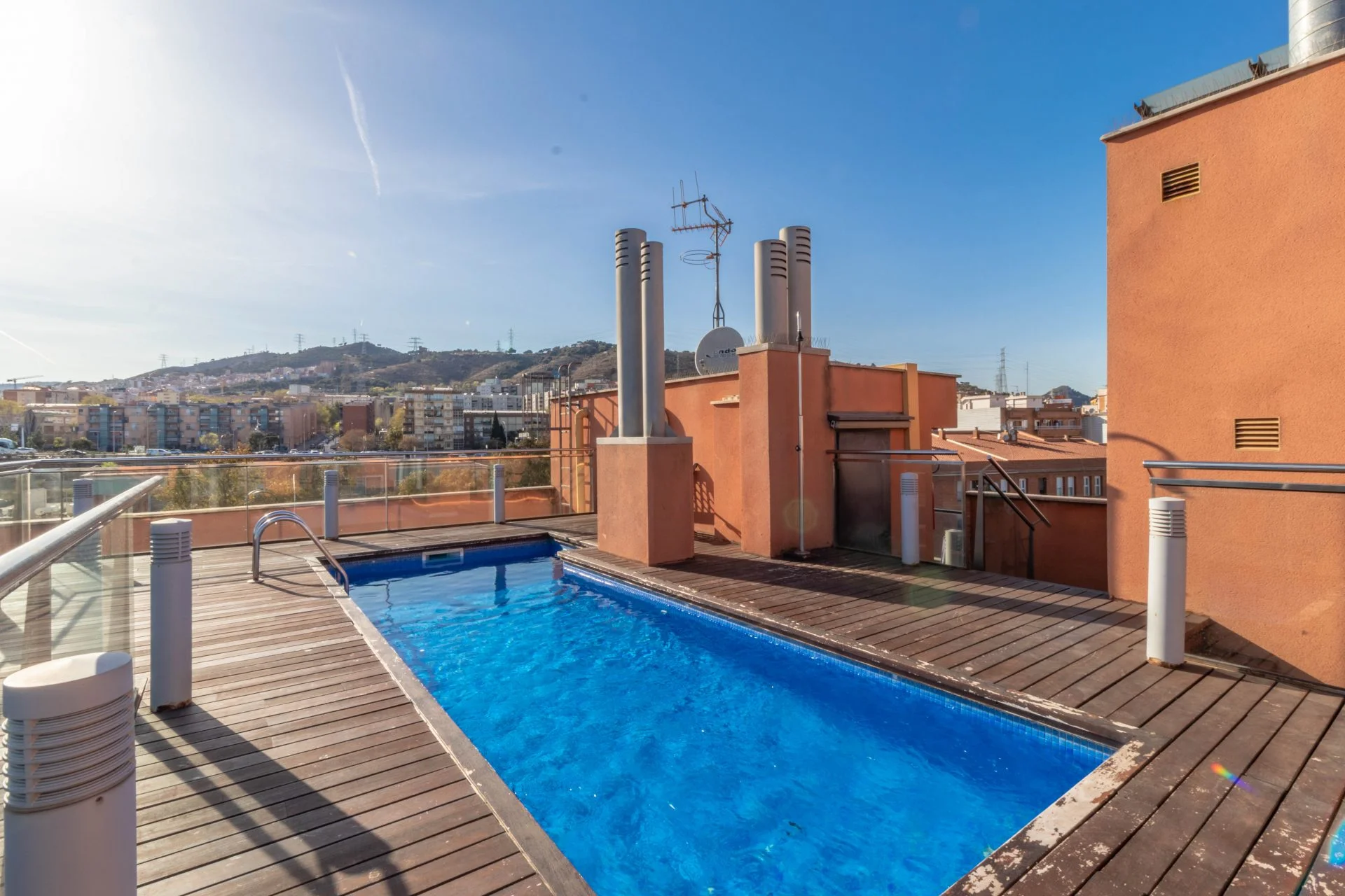 Sold exterior flat with rooftop pool