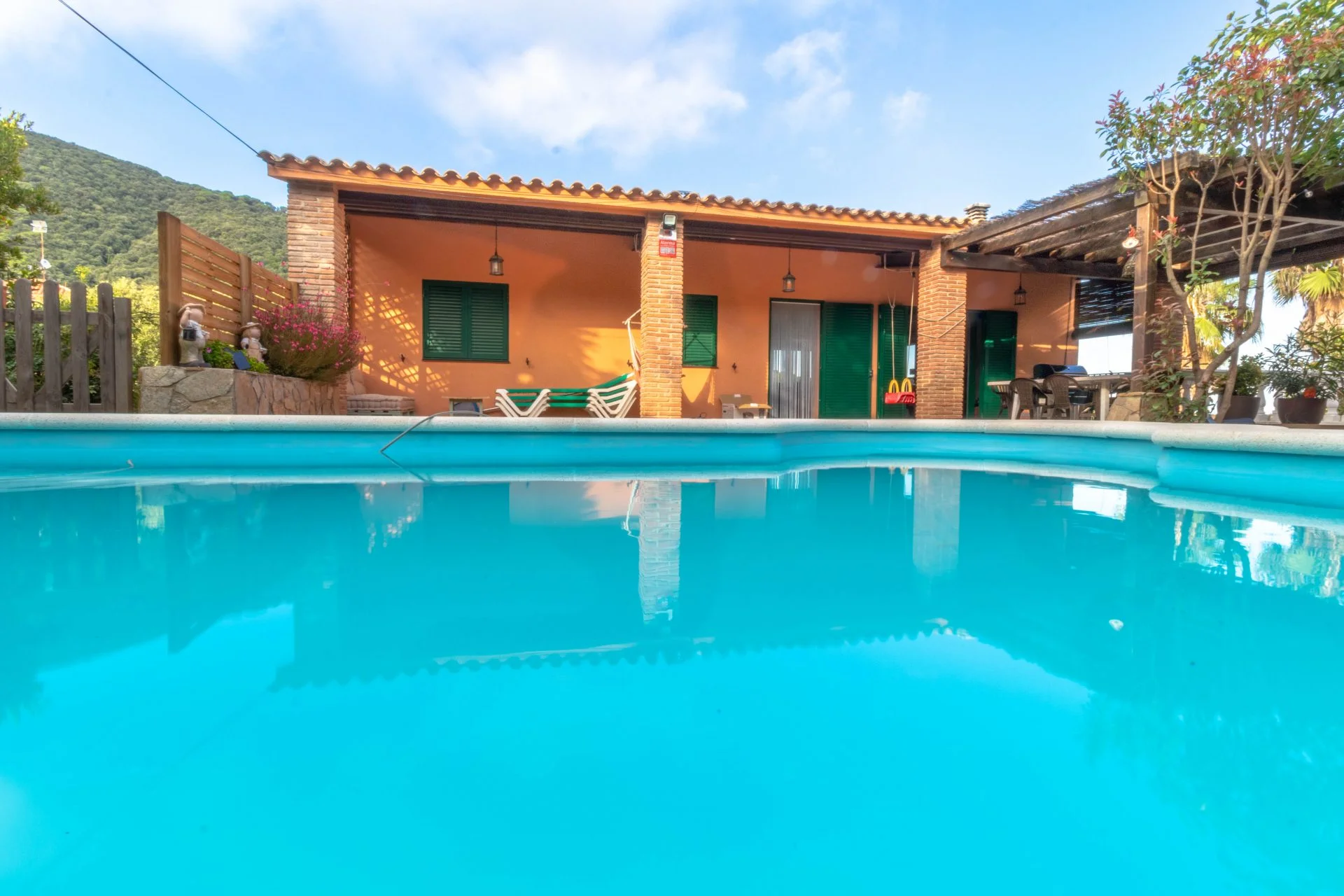 Casa vendida de una planta con piscina