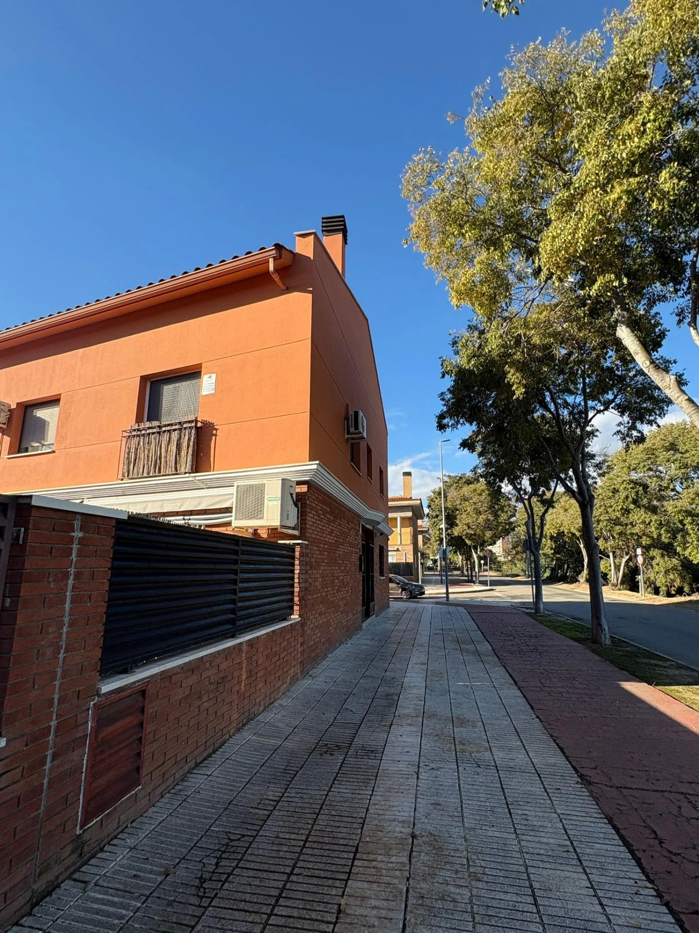 Gran casa adosada de cuatro dormitorios