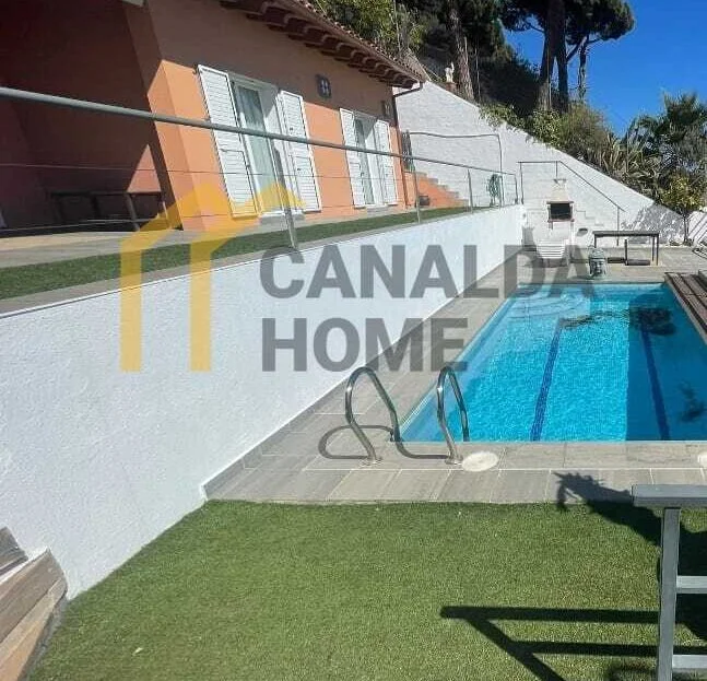 Propiedad frente al mar de cinco dormitorios con piscina