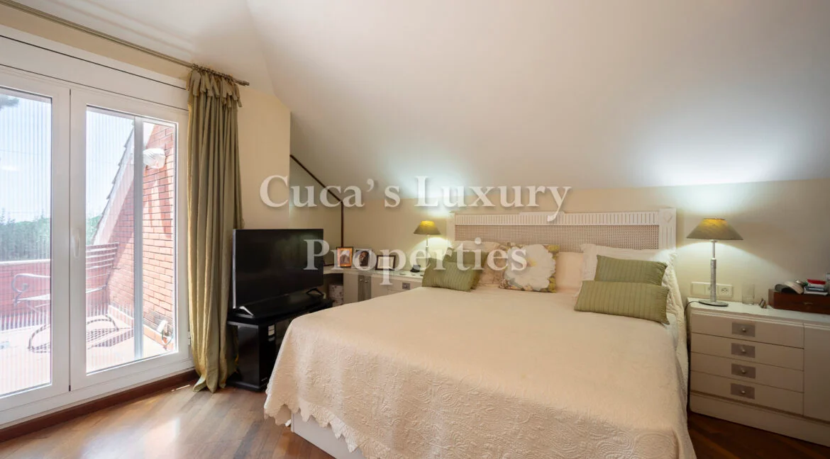 Sea-view chalet with private pool