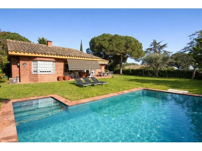 Villa de una planta con piscina privada