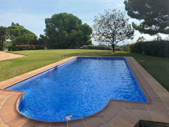 Sea-view finca with two residences