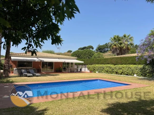 Modern single-story chalet with pool