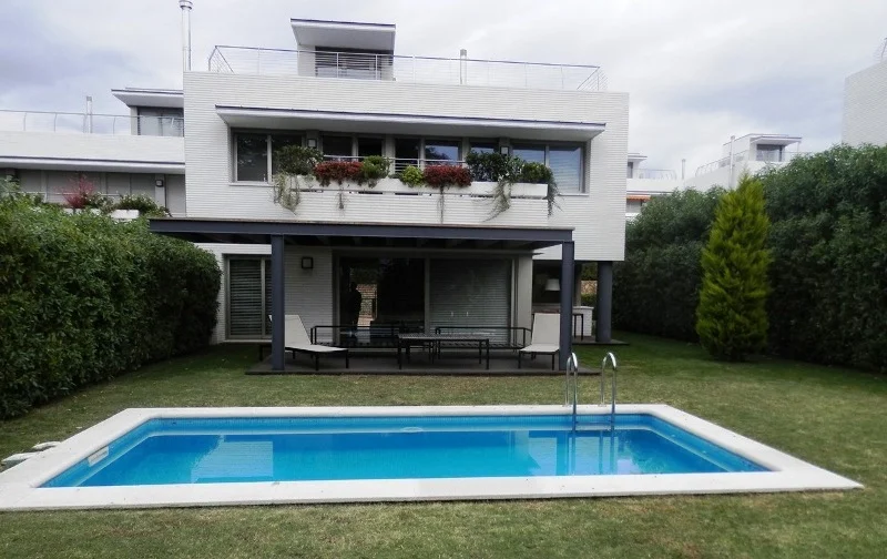 Sea-view villa with private garden