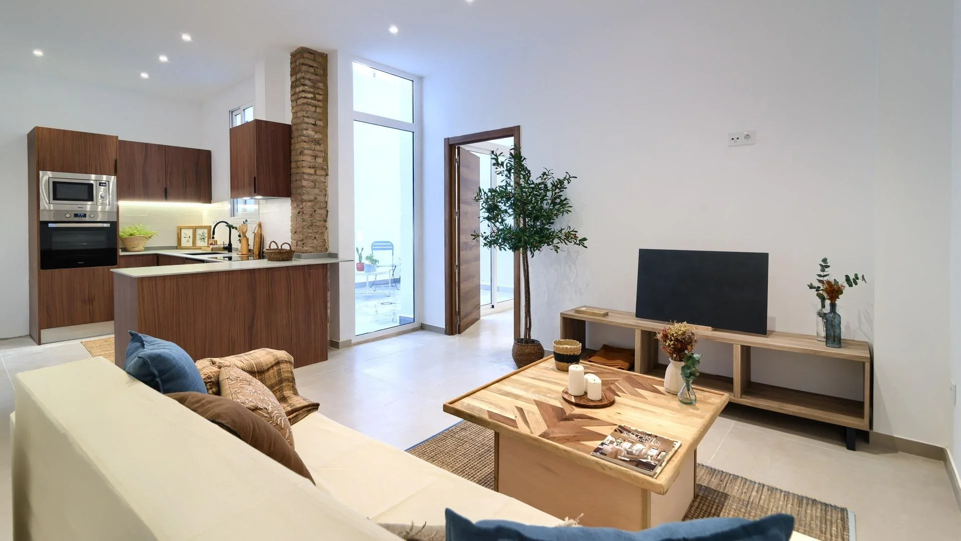 Renovated ground-floor apartment with terrace