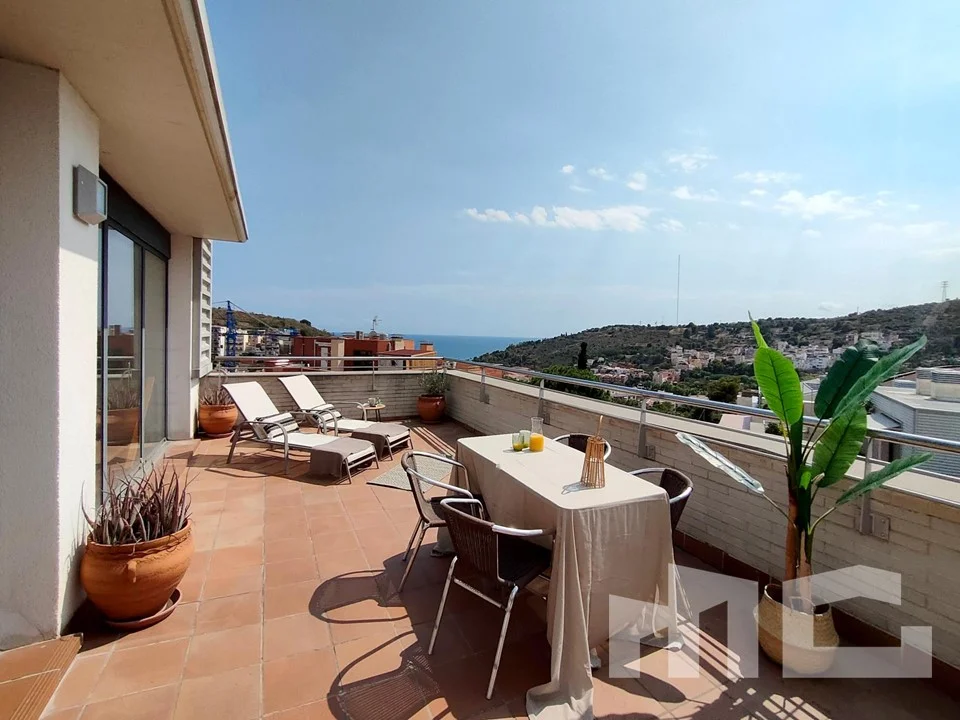 Dúplex en Tiana con cuatro habitaciones
