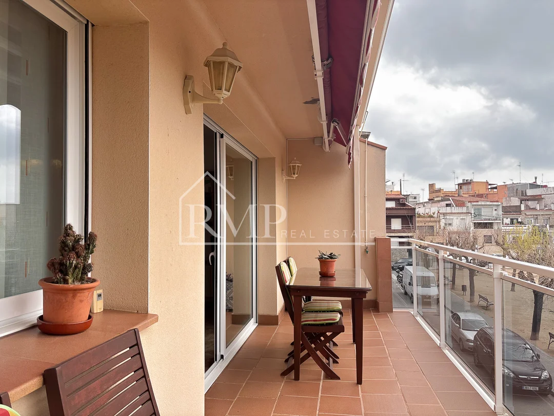 Amplia casa adosada con local comercial