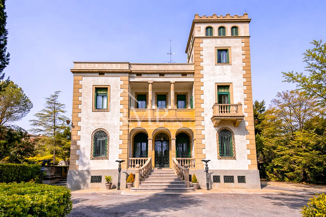 Chalet modernista reformado, seis dormitorios