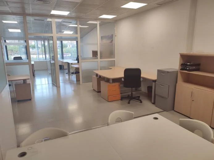 Oficina luminosa con dos despachos en Pineda