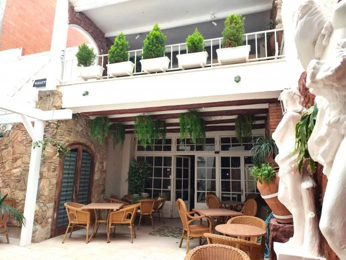 Inmueble mixto en Calella con ocho dormitorios