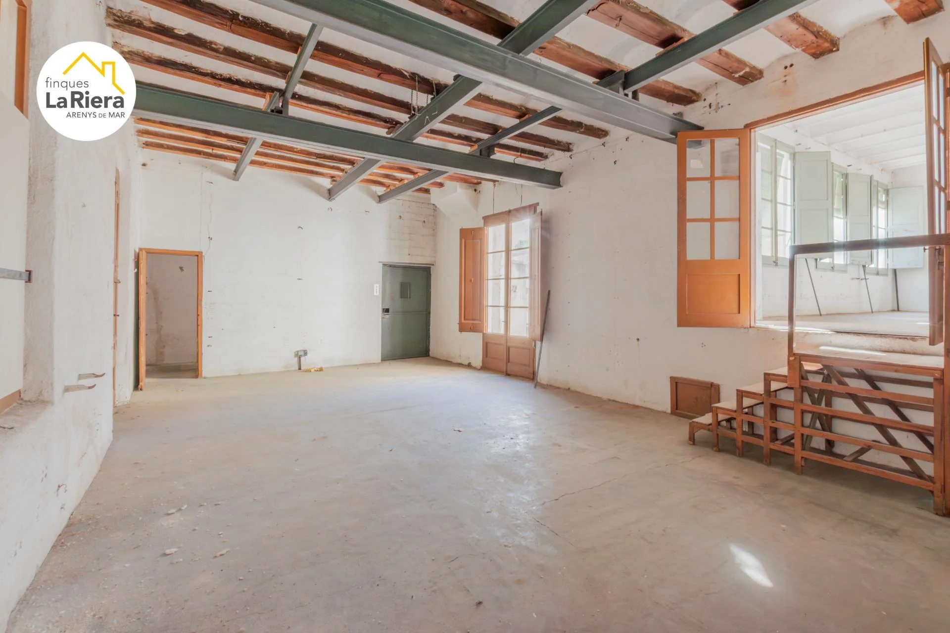 Casa de tres plantas cerca de la costa
