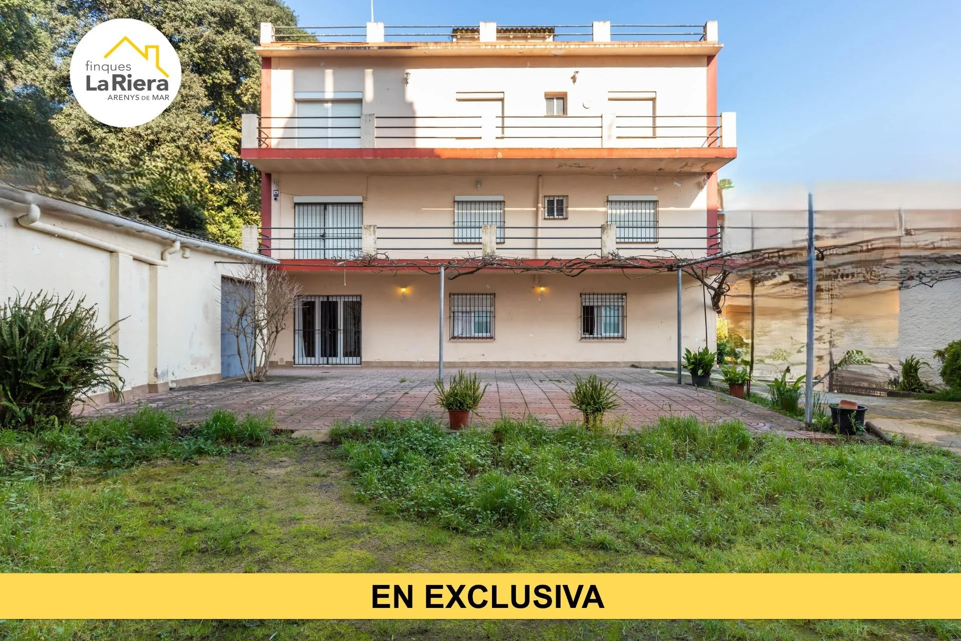 Amplia casa de seis dormitorios con jardín