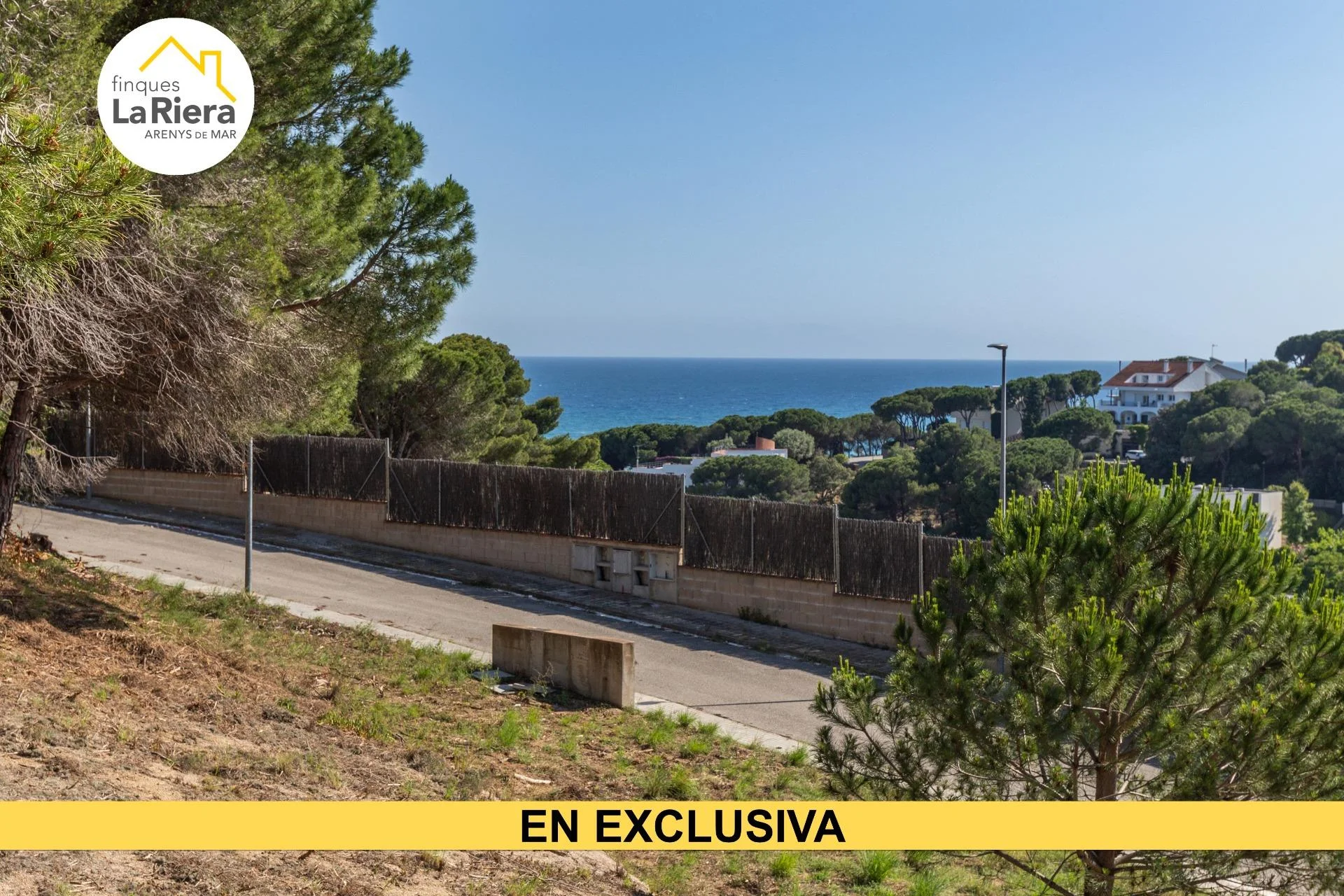 Parcela edificable costera con vistas al mar