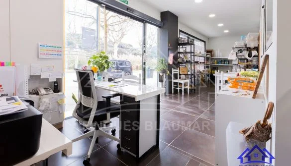 Commercial unit with restaurant setup