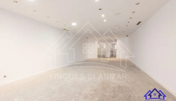 Local céntrico con patio privado