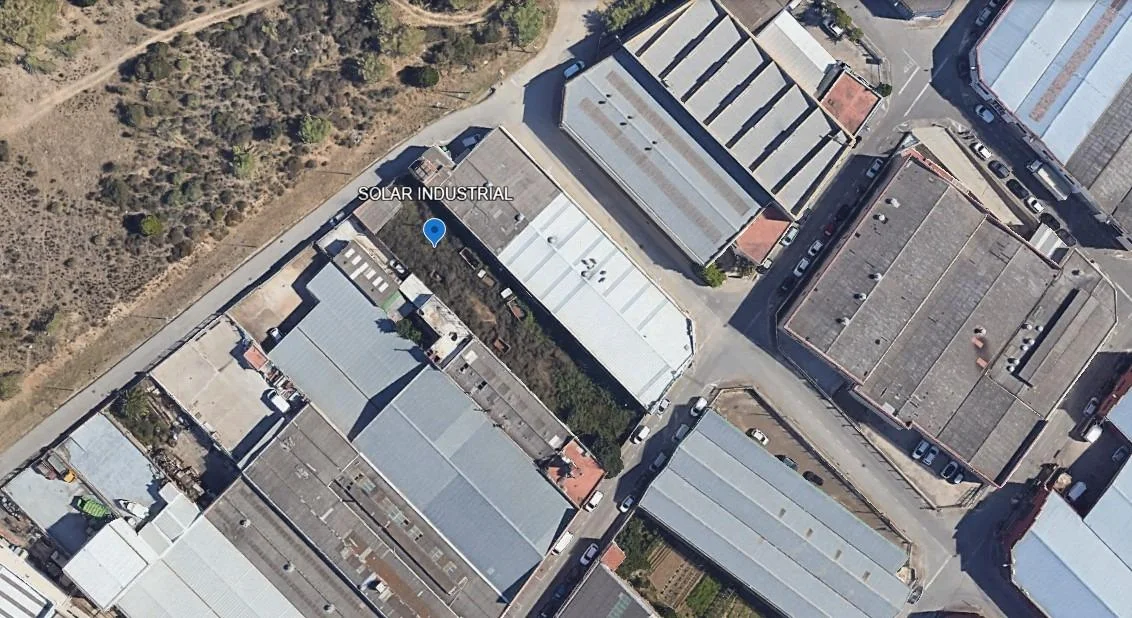 Parcela industrial con edificación existente