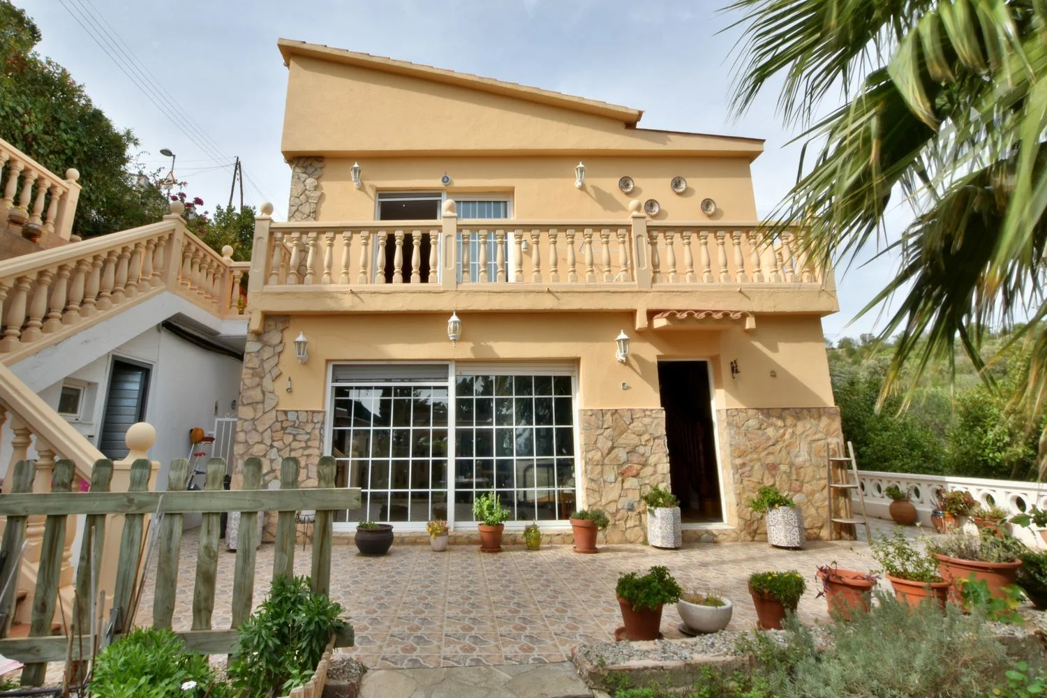 Large chalet with sea-view garden