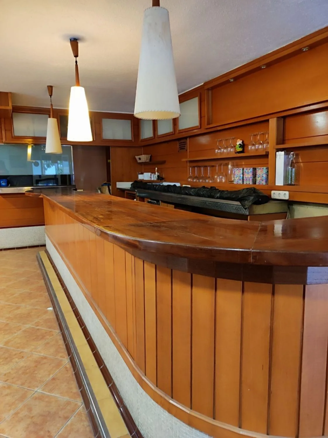 Corner bar-restaurant in Calella, 120 m²