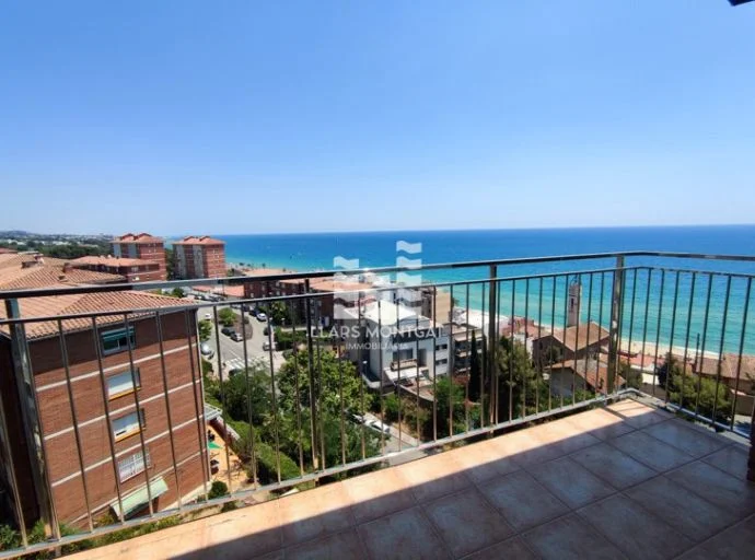 Ático en Montgat con vistas al mar y terraza