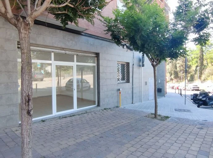 Local reformado a pie de calle junto al ayuntamiento