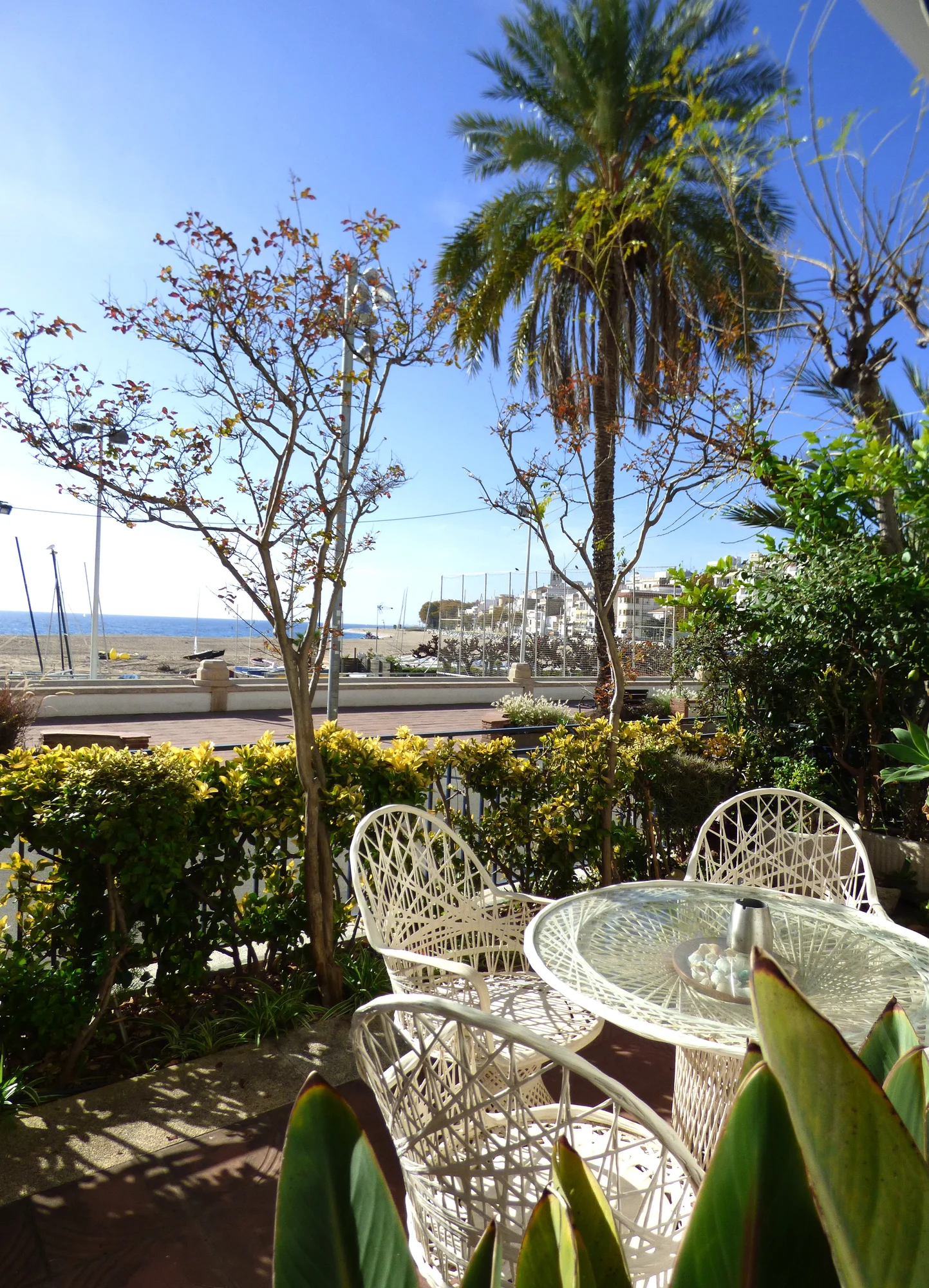 Vivienda en planta baja frente al mar, cuatro dormitorios