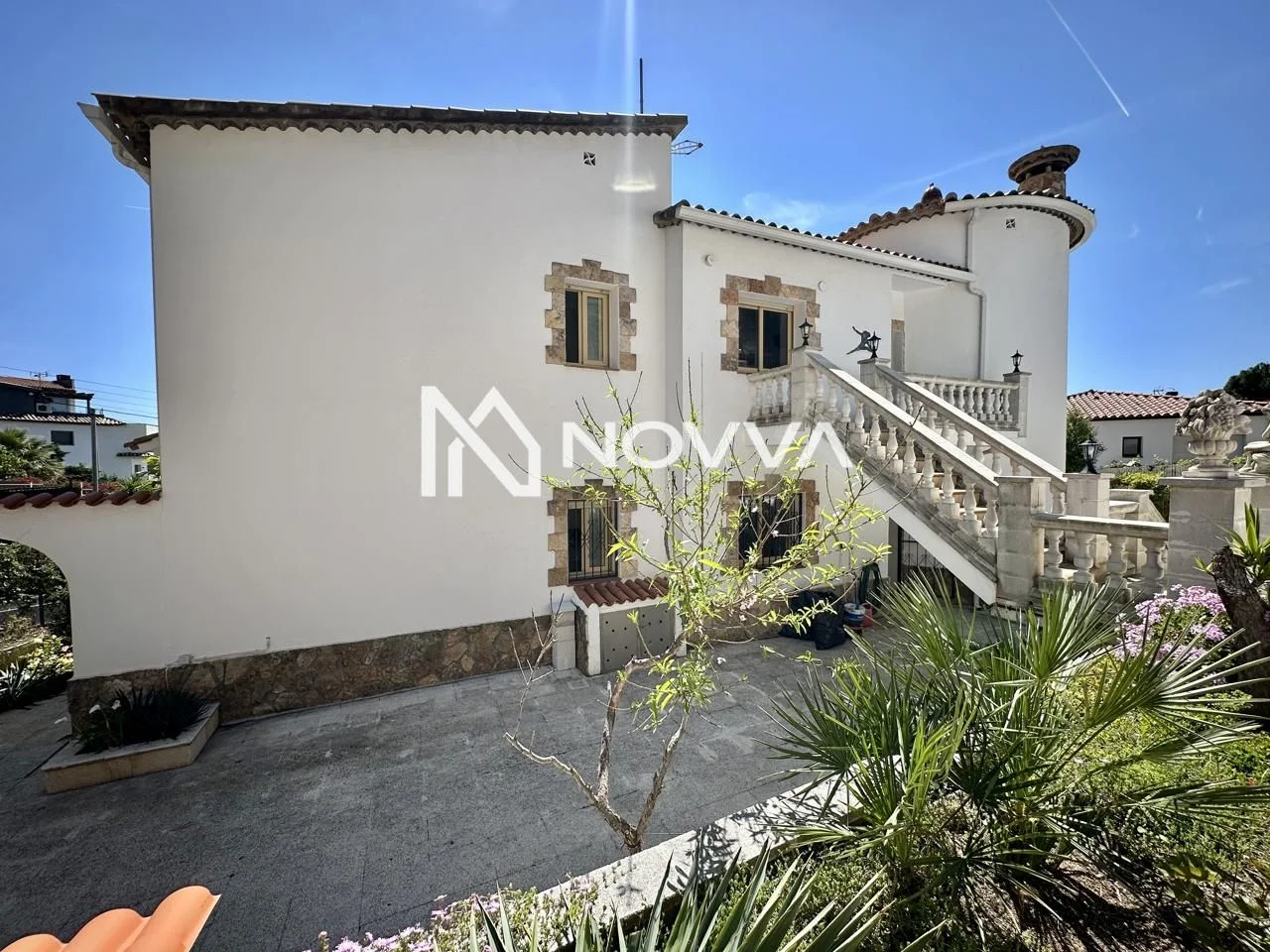 Sea-view villa near Canyelles beach