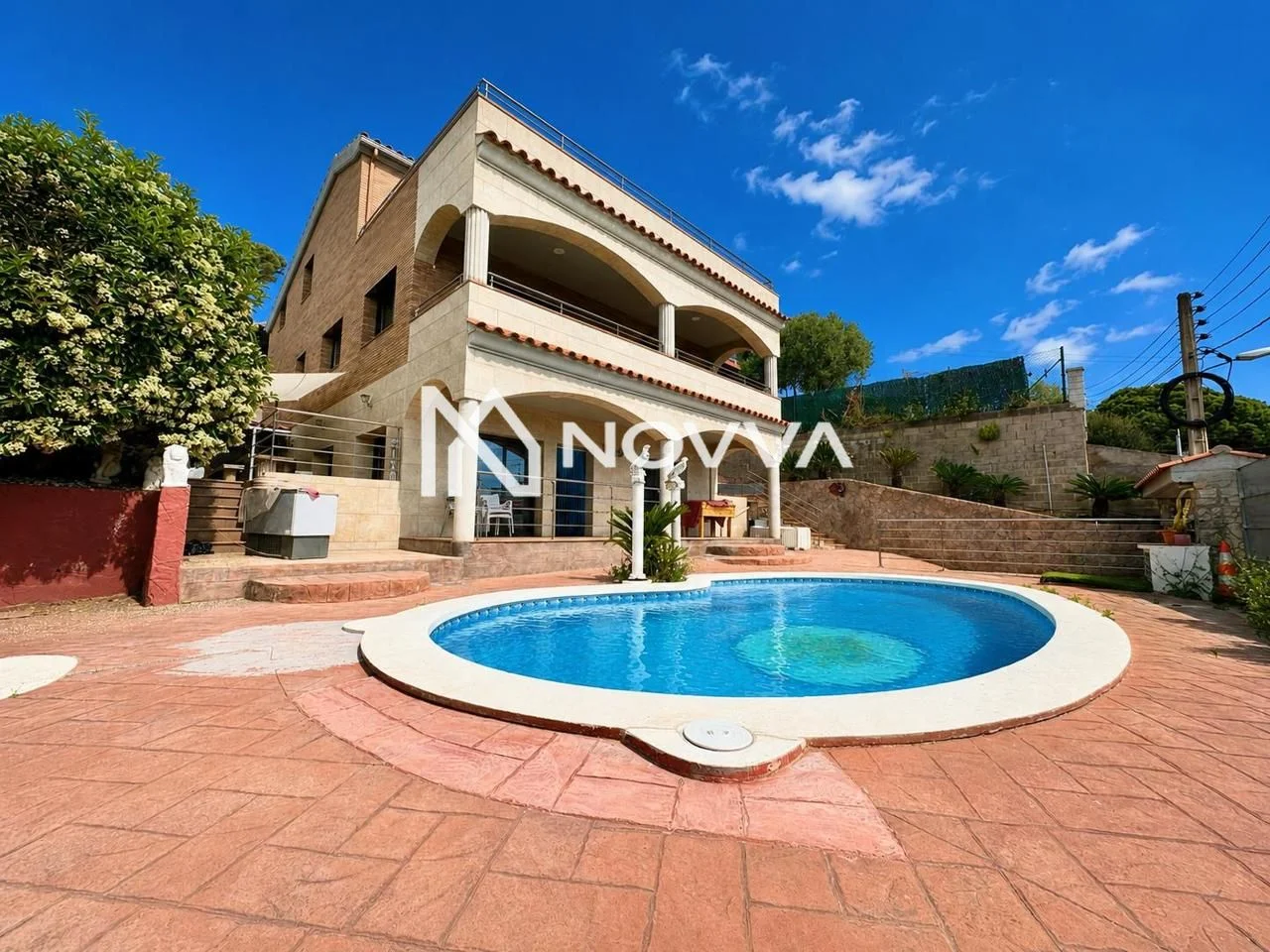 Large three-level chalet in Tordera