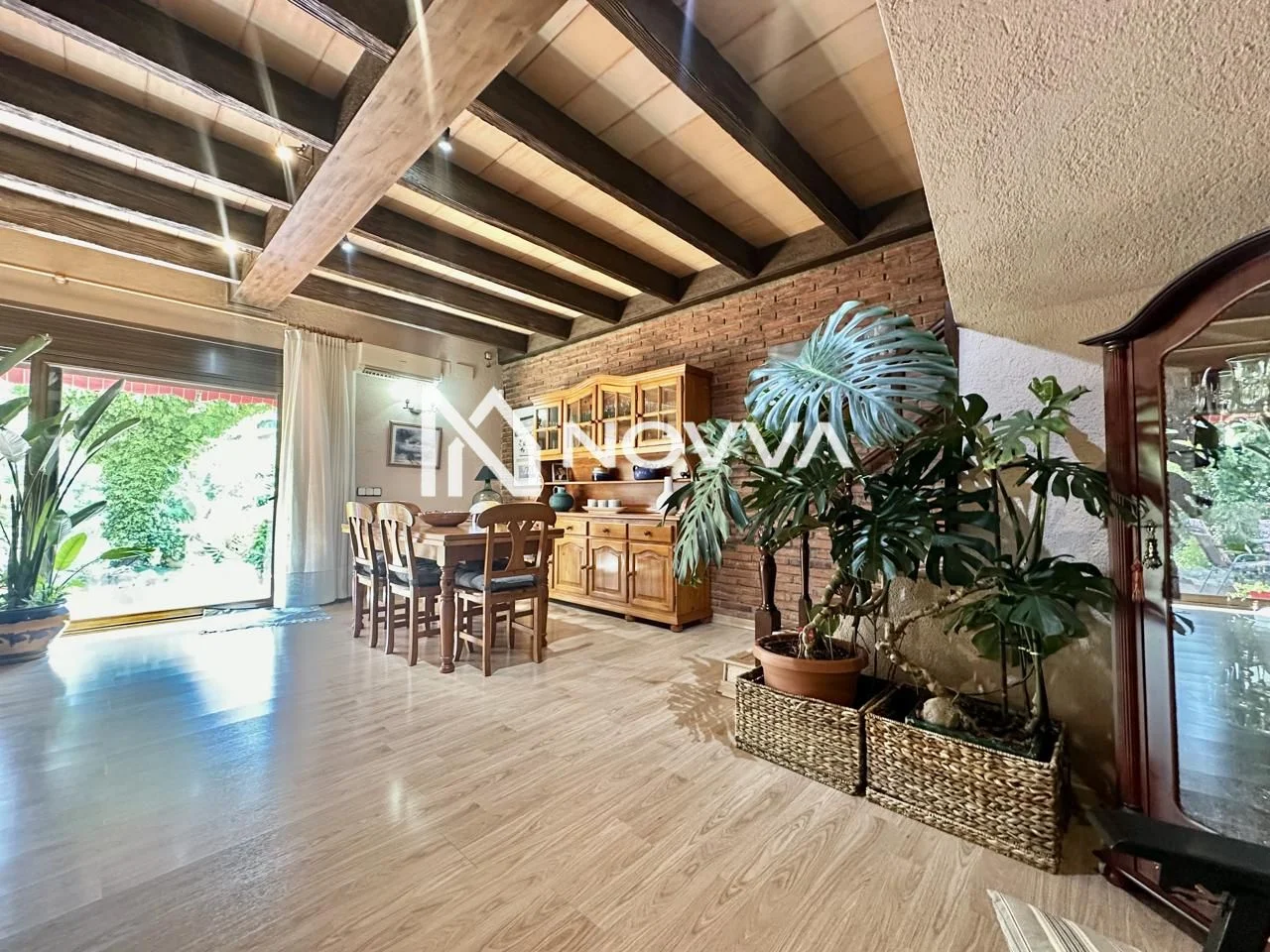 Vivienda con carácter y jardín frutal