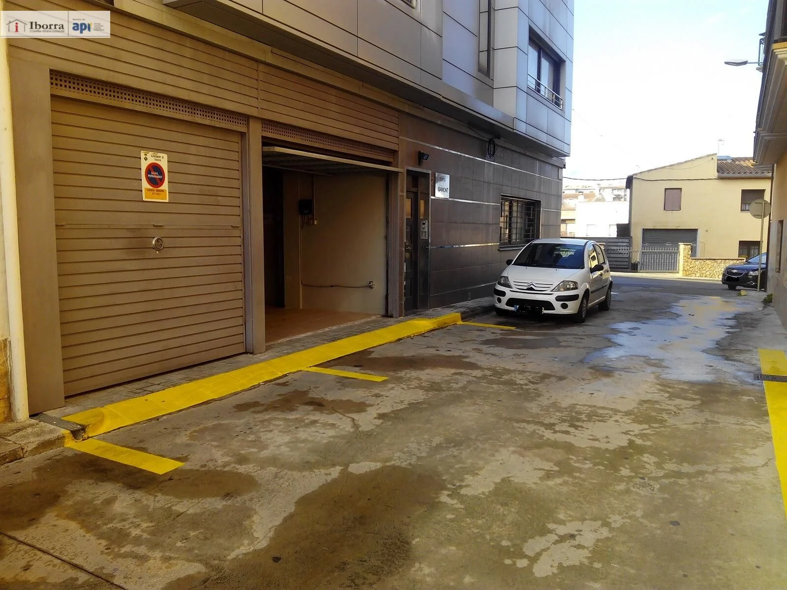 Street-level box garage in Tordera